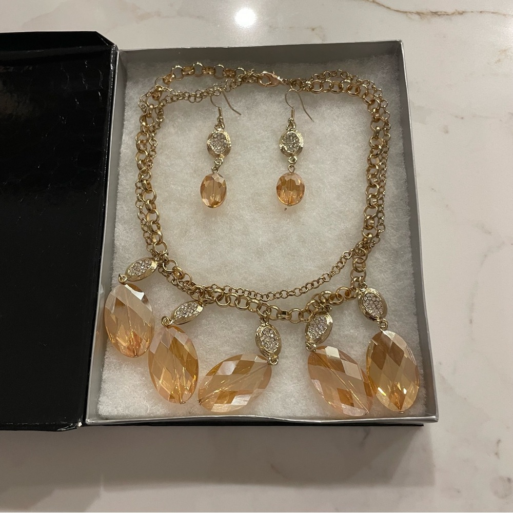 🤩statement jewelry set🤩
Earrings and necklace! Gold and peach coloured.